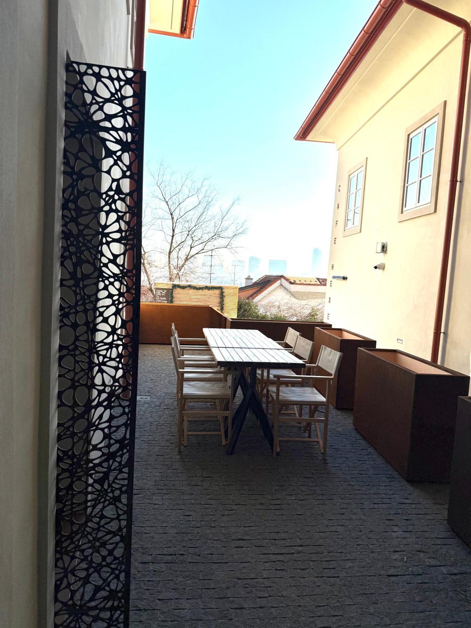 Apartments Cafe Hexe Братислава Экстерьер фото